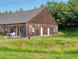 Camping Pas Cher vous présente avec son site Officiel campingpascher.fr, la Résidence Le Domaine Du Bosquet - Vacancéole classé 3 étoiles, située sur la commune de Egletons dans le département Corrèze (Limousin) en France. La résidence Le Domaine Du Bosquet - Vacancéole, vous présente un hébergement de type maison de 45 m² et télévision. La résidence Le Domaine Du Bosquet - Vacancéole vous propose du sam. 12 septembre au sam. 19 septembre 2026, en promotion à -29% pour 7 nuits à 273,70 € au lieu de 387,95 € soit une Économie de 114,25 €. Cette location propose 140 dates différentes pour réserver votre séjour. Découvrez également les 2 autres gammes d'hébergements de la résidence. Les Avis clients pour la Résidence Le Domaine Du Bosquet - Vacancéole sont excellents avec une note moyenne de 8 sur 10. Piscine chauffée, Piscine extérieure, Cyclisme, Randonnée,... En savoir plus : cliquez-ICI.