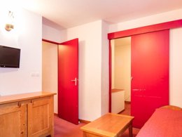 Camping Pas Cher vous présente avec son site Officiel campingpascher.fr, la Résidence Les Chalets De La Ramoure - Vacancéole classé 3 étoiles, située sur la commune de Valfréjus dans le département Savoie (Rhône Alpes) en France. La résidence Les Chalets De La Ramoure - Vacancéole, vous présente un hébergement de type studio de 23 m² pour 2 personnes et télévision. La résidence Les Chalets De La Ramoure - Vacancéole vous propose du sam. 22 août au sam. 29 août 2026, en promotion à -29% pour 7 nuits à 215,05 € au lieu de 304,82 € soit une Économie de 89,77 €. Cette location propose 74 dates différentes pour réserver votre séjour. Découvrez également les 3 autres gammes d'hébergements de la résidence. Les Avis clients pour la Résidence Les Chalets De La Ramoure - Vacancéole sont de 7 sur 10. Piscine chauffée, Piscine extérieure, Salle de fitness,... En savoir plus : cliquez-ICI.