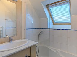 Camping Pas Cher vous présente avec son site Officiel campingpascher.fr, la Résidence Les Terrasses De Pentrez - Vacancéole classé 3 étoiles, située sur la commune de Saint Nic dans le département Finistère (Bretagne) en France. La résidence Les Terrasses De Pentrez - Vacancéole, vous présente un hébergement de type maison et télévision. La résidence Les Terrasses De Pentrez - Vacancéole vous propose du sam. 03 octobre au sam. 10 octobre 2026, en promotion à -29% pour 7 nuits à 273,70 € au lieu de 387,95 € soit une Économie de 114,25 €. Cette location propose 152 dates différentes pour réserver votre séjour. Découvrez également les 6 autres gammes d'hébergements de la résidence. Les Avis clients pour la Résidence Les Terrasses De Pentrez - Vacancéole sont excellents avec une note moyenne de 8 sur 10. Piscine chauffée, Piscine couverte, Pétanque, Surf, kiteSurf, Créperie, Dépôt de pain,... En savoir plus : cliquez-ICI.