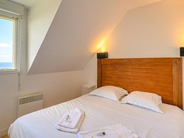 Camping Pas Cher vous présente avec son site Officiel campingpascher.fr, la Résidence Les Terrasses De Pentrez - Vacancéole classé 3 étoiles, située sur la commune de Saint Nic dans le département Finistère (Bretagne) en France. La résidence Les Terrasses De Pentrez - Vacancéole, vous présente un hébergement de type maison et télévision. La résidence Les Terrasses De Pentrez - Vacancéole vous propose du sam. 03 octobre au sam. 10 octobre 2026, en promotion à -29% pour 7 nuits à 249,05 € au lieu de 353,01 € soit une Économie de 103,96 €. Cette location propose 152 dates différentes pour réserver votre séjour. Découvrez également les 6 autres gammes d'hébergements de la résidence. Les Avis clients pour la Résidence Les Terrasses De Pentrez - Vacancéole sont excellents avec une note moyenne de 8 sur 10. Piscine chauffée, Piscine couverte, Pétanque, Surf, kiteSurf, Créperie, Dépôt de pain,... En savoir plus : cliquez-ICI.