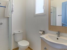 Camping Pas Cher vous présente avec son site Officiel campingpascher.fr, la Résidence Les Terrasses De Pentrez - Vacancéole classé 3 étoiles, située sur la commune de Saint Nic dans le département Finistère (Bretagne) en France. La résidence Les Terrasses De Pentrez - Vacancéole, vous présente un hébergement de type maison et télévision. La résidence Les Terrasses De Pentrez - Vacancéole vous propose du sam. 03 octobre au sam. 10 octobre 2026, en promotion à -29% pour 7 nuits à 241,40 € au lieu de 342,17 € soit une Économie de 100,77 €. Cette location propose 106 dates différentes pour réserver votre séjour. Découvrez également les 6 autres gammes d'hébergements de la résidence. Les Avis clients pour la Résidence Les Terrasses De Pentrez - Vacancéole sont excellents avec une note moyenne de 8 sur 10. Piscine chauffée, Piscine couverte, Pétanque, Surf, kiteSurf, Créperie, Dépôt de pain,... En savoir plus : cliquez-ICI.