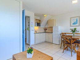 Camping Pas Cher vous présente avec son site Officiel campingpascher.fr, la Résidence Les Terrasses De Pentrez - Vacancéole classé 3 étoiles, située sur la commune de Saint Nic dans le département Finistère (Bretagne) en France. La résidence Les Terrasses De Pentrez - Vacancéole, vous présente un hébergement de type maison et télévision. La résidence Les Terrasses De Pentrez - Vacancéole vous propose du sam. 03 octobre au sam. 10 octobre 2026, en promotion à -29% pour 7 nuits à 215,90 € au lieu de 306,02 € soit une Économie de 90,12 €. Cette location propose 152 dates différentes pour réserver votre séjour. Découvrez également les 6 autres gammes d'hébergements de la résidence. Les Avis clients pour la Résidence Les Terrasses De Pentrez - Vacancéole sont excellents avec une note moyenne de 8 sur 10. Piscine chauffée, Piscine couverte, Pétanque, Surf, kiteSurf, Créperie, Dépôt de pain,... En savoir plus : cliquez-ICI.