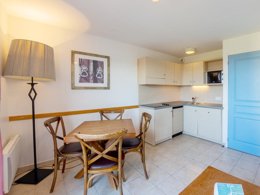 Camping Pas Cher vous présente avec son site Officiel campingpascher.fr, la Résidence Les Terrasses De Pentrez - Vacancéole classé 3 étoiles, située sur la commune de Saint Nic dans le département Finistère (Bretagne) en France. La résidence Les Terrasses De Pentrez - Vacancéole, vous présente un hébergement de type maison et télévision. La résidence Les Terrasses De Pentrez - Vacancéole vous propose du sam. 03 octobre au sam. 10 octobre 2026, en promotion à -29% pour 7 nuits à 241,40 € au lieu de 342,17 € soit une Économie de 100,77 €. Cette location propose 106 dates différentes pour réserver votre séjour. Découvrez également les 6 autres gammes d'hébergements de la résidence. Les Avis clients pour la Résidence Les Terrasses De Pentrez - Vacancéole sont excellents avec une note moyenne de 8 sur 10. Piscine chauffée, Piscine couverte, Pétanque, Surf, kiteSurf, Créperie, Dépôt de pain,... En savoir plus : cliquez-ICI.