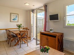 Camping Pas Cher vous présente avec son site Officiel campingpascher.fr, la Résidence Les Terrasses De Pentrez - Vacancéole classé 3 étoiles, située sur la commune de Saint Nic dans le département Finistère (Bretagne) en France. La résidence Les Terrasses De Pentrez - Vacancéole, vous présente un hébergement de type maison et télévision. La résidence Les Terrasses De Pentrez - Vacancéole vous propose du sam. 03 octobre au sam. 10 octobre 2026, en promotion à -29% pour 7 nuits à 249,05 € au lieu de 353,01 € soit une Économie de 103,96 €. Cette location propose 152 dates différentes pour réserver votre séjour. Découvrez également les 6 autres gammes d'hébergements de la résidence. Les Avis clients pour la Résidence Les Terrasses De Pentrez - Vacancéole sont excellents avec une note moyenne de 8 sur 10. Piscine chauffée, Piscine couverte, Pétanque, Surf, kiteSurf, Créperie, Dépôt de pain,... En savoir plus : cliquez-ICI.