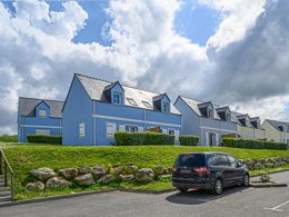 Camping Pas Cher vous présente avec son site Officiel campingpascher.fr, la Résidence Les Terrasses De Pentrez - Vacancéole classé 3 étoiles, située sur la commune de Saint Nic dans le département Finistère (Bretagne) en France. La résidence Les Terrasses De Pentrez - Vacancéole, vous présente un hébergement de type appartement de 32 m² et télévision. La résidence Les Terrasses De Pentrez - Vacancéole vous propose du sam. 03 octobre au sam. 10 octobre 2026, en promotion à -29% pour 7 nuits à 196,35 € au lieu de 278,31 € soit une Économie de 81,96 €. Cette location propose 152 dates différentes pour réserver votre séjour. Découvrez également les 6 autres gammes d'hébergements de la résidence. Les Avis clients pour la Résidence Les Terrasses De Pentrez - Vacancéole sont excellents avec une note moyenne de 8 sur 10. Piscine chauffée, Piscine couverte, Pétanque, Surf, kiteSurf, Créperie, Dépôt de pain,... En savoir plus : cliquez-ICI.