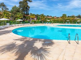 Camping Pas Cher vous présente avec son site Officiel campingpascher.fr, la Résidence L'Allée Des Dunes - Vacancéole classé 3 étoiles, située sur la commune de Ondres dans le département Landes (Aquitaine) en France. La résidence L'Allée Des Dunes - Vacancéole, vous présente un hébergement de type appartement de 39 m² pour 2 personnes et télévision. La résidence L'Allée Des Dunes - Vacancéole vous propose du sam. 16 mai au sam. 23 mai 2026, en promotion à -29% pour 7 nuits à 503,20 € au lieu de 713,25 € soit une Économie de 210,05 €. Cette location propose 25 dates différentes pour réserver votre séjour. Découvrez également les 7 autres gammes d'hébergements de la résidence. Les Avis clients pour la Résidence L'Allée Des Dunes - Vacancéole sont de 7 sur 10. LacMerÉtang, Bassin enfant, Piscine extérieure, Centre équestre, Court de tennis, Cyclisme, Golf, Ping-pong, Pétanque, Surf, Dépôt de pain,... En savoir plus : cliquez-ICI.