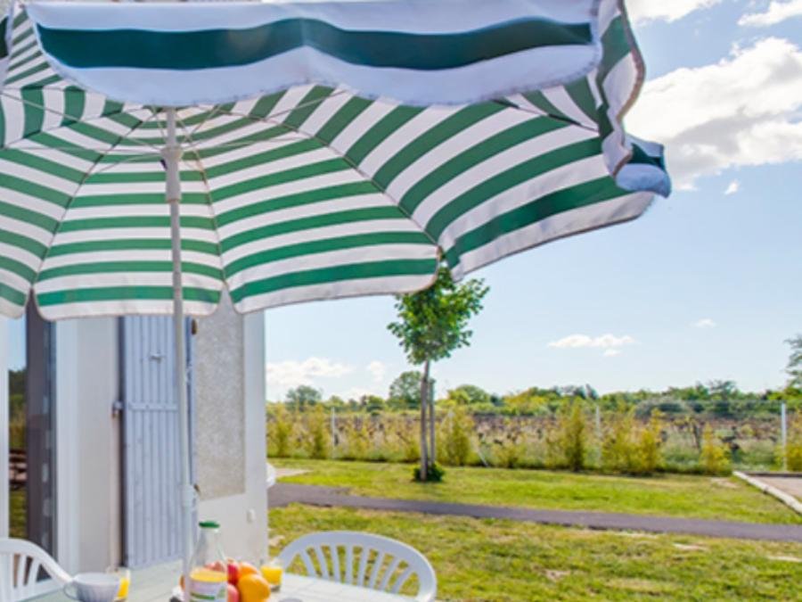 Camping Pas Cher vous présente avec son site Officiel campingpascher.fr, la Résidence Le Domaine D'Ensérune - Vacancéole classé 3 étoiles, située sur la commune de Colombiers dans le département Hérault (Languedoc Roussillon) en France. La résidence Le Domaine D'Ensérune - Vacancéole, vous présente un hébergement de type maison de 40 m² et télévision. La résidence Le Domaine D'Ensérune - Vacancéole vous proposeun séjour PAS CHER avec une REMISEdu sam. 19 septembre au sam. 26 septembre 2026, en promotion à -30% pour 7 nuits à 309,40 € au lieu de 442,0 € soit une Économie de 132,60 €. Cette location propose 118 dates différentes pour réserver votre séjour. Découvrez également les 3 autres gammes d'hébergements de la résidence. Les Avis clients pour la Résidence Le Domaine D'Ensérune - Vacancéole sont excellents avec une note moyenne de 8 sur 10. Piscine extérieure, Aire de jeux enfants, Baby-foot, Cyclisme, Golf, Jet-ski, Planche à voile, Pétanque, Salle de fitness, kiteSurf, Boulangerie, Dépôt de pain,... En savoir plus : cliquez-ICI.