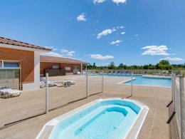Camping Pas Cher vous présente avec son site Officiel campingpascher.fr, la Résidence Le Domaine D'Ensérune classé 3 étoiles, située sur la commune de Colombiers dans le département Hérault (Languedoc Roussillon) en France. La résidence Le Domaine D'Ensérune vous propose un hébergement de type maison de 40 m² pour 6 personnes (télévision). L'établissement vous propose 3 autres types d'hébergements. Découvrez tous nos séjours à petits prix dans la commune et aux alentours de Colombiers du département : Hérault (Languedoc Roussillon). Les Avis clients pour la Résidence Le Domaine D'Ensérune sont de 6 sur 10. Piscine extérieure, Aire de jeux enfants, Baby-foot, Cyclisme, Golf, Jet-ski, Planche à voile, Pétanque, Salle de fitness, kiteSurf, Boulangerie, Dépôt de pain,... En savoir plus : cliquez-ICI.