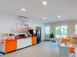 Camping Pas Cher vous présente avec son site Officiel campingpascher.fr, la Résidence Le Domaine D'Ensérune - Vacancéole classé 3 étoiles, située sur la commune de Colombiers dans le département Hérault (Languedoc Roussillon) en France. La résidence Le Domaine D'Ensérune - Vacancéole, vous présente un hébergement de type maison de 33 m² pour 4 personnes et télévision. La résidence Le Domaine D'Ensérune - Vacancéole vous proposeun séjour PAS CHER avec une REMISEdu sam. 19 septembre au sam. 26 septembre 2026, en promotion à -33% pour 7 nuits à 247,20 € au lieu de 372,29 € soit une Économie de 125,09 €. Cette location propose 163 dates différentes pour réserver votre séjour. Découvrez également les 2 autres gammes d'hébergements de la résidence. Les Avis clients pour la Résidence Le Domaine D'Ensérune - Vacancéole sont excellents avec une note moyenne de 8 sur 10. Piscine extérieure, Aire de jeux enfants, Baby-foot, Cyclisme, Golf, Jet-ski, Planche à voile, Pétanque, Salle de fitness, kiteSurf, Boulangerie, Dépôt de pain,... En savoir plus : cliquez-ICI.