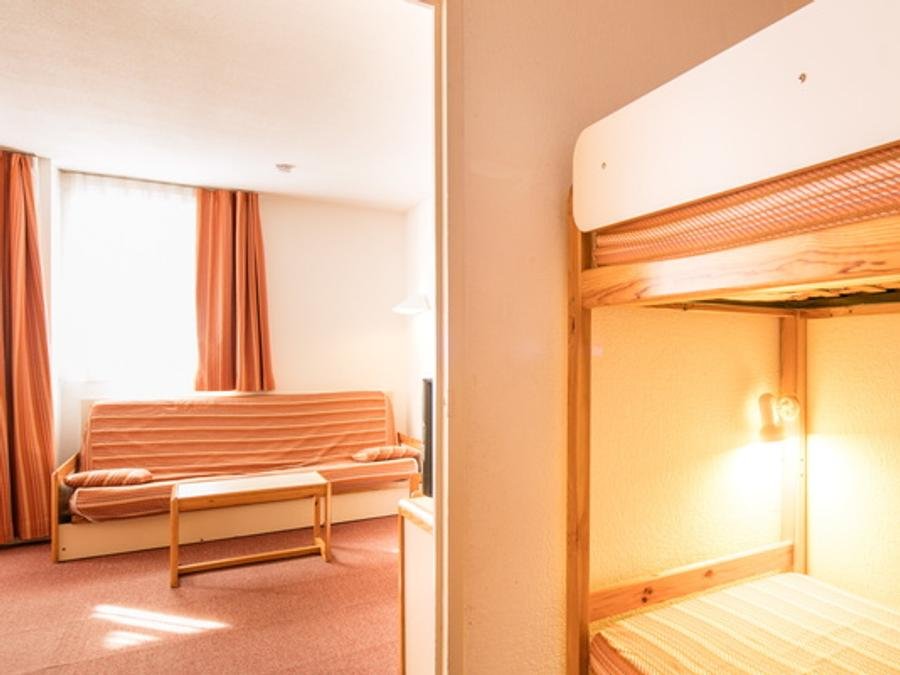 Camping Pas Cher vous présente avec son site Officiel campingpascher.fr, la Résidence La Croix Margot - Vacancéole classé 2 étoiles, située sur la commune de Villard De Lans dans le département Isère (Rhône Alpes) en France. La résidence La Croix Margot - Vacancéole, vous présente un hébergement de type studio. La résidence La Croix Margot - Vacancéole vous propose du sam. 13 juin au sam. 20 juin 2026, en promotion à -15% pour 7 nuits à 267,75 € au lieu de 315,0 € soit une Économie de 47,25 €. Cette location propose 37 dates différentes pour réserver votre séjour. Découvrez également les 1 autres gammes d'hébergements de la résidence. Les Avis clients pour la Résidence La Croix Margot - Vacancéole sont de 7 sur 10. Piscine chauffée, Piscine extérieure, Aire de jeux enfants, Ping-pong, Piscine, Randonnée,... En savoir plus : cliquez-ICI.