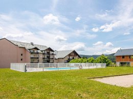 Camping Pas Cher vous présente avec son site Officiel campingpascher.fr, la Résidence La Croix Margot - Vacancéole classé 2 étoiles, située sur la commune de Villard De Lans dans le département Isère (Rhône Alpes) en France. La résidence La Croix Margot - Vacancéole, vous présente un hébergement de type studio. La résidence La Croix Margot - Vacancéole vous propose du sam. 13 juin au sam. 20 juin 2026, en promotion à -15% pour 7 nuits à 267,75 € au lieu de 315,0 € soit une Économie de 47,25 €. Cette location propose 37 dates différentes pour réserver votre séjour. Découvrez également les 1 autres gammes d'hébergements de la résidence. Les Avis clients pour la Résidence La Croix Margot - Vacancéole sont de 7 sur 10. Piscine chauffée, Piscine extérieure, Aire de jeux enfants, Ping-pong, Piscine, Randonnée,... En savoir plus : cliquez-ICI.