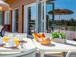 Camping Pas Cher vous présente avec son site Officiel campingpascher.fr, la Résidence Le Domaine Du Mont - Vacancéole classé 3 étoiles, située sur la commune de Roz Sur Couesnon dans le département Ille-et-vilaine (Bretagne) en France. La résidence Le Domaine Du Mont - Vacancéole, vous présente un hébergement de type appartement de 38 m² et télévision. La résidence Le Domaine Du Mont - Vacancéole vous propose du sam. 26 septembre au sam. 03 octobre 2026, en promotion à -29% pour 7 nuits à 279,65 € au lieu de 396,39 € soit une Économie de 116,74 €. Cette location propose 126 dates différentes pour réserver votre séjour. Découvrez également les 5 autres gammes d'hébergements de la résidence. Les Avis clients pour la Résidence Le Domaine Du Mont - Vacancéole sont excellents avec une note moyenne de 8 sur 10. Piscine chauffée, Piscine couverte, Aire de jeux enfants, Boulangerie,... En savoir plus : cliquez-ICI.