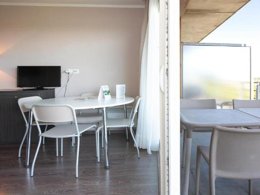 Camping Pas Cher vous présente avec son site Officiel campingpascher.fr, la Résidence Le Domaine Du Mont - Vacancéole classé 3 étoiles, située sur la commune de Roz Sur Couesnon dans le département Ille-et-vilaine (Bretagne) en France. La résidence Le Domaine Du Mont - Vacancéole, vous présente un hébergement de type appartement de 33 m² et télévision. La résidence Le Domaine Du Mont - Vacancéole vous propose du sam. 26 septembre au sam. 03 octobre 2026, en promotion à -29% pour 7 nuits à 305,14 € au lieu de 432,53 € soit une Économie de 127,39 €. Cette location propose 126 dates différentes pour réserver votre séjour. Découvrez également les 5 autres gammes d'hébergements de la résidence. Les Avis clients pour la Résidence Le Domaine Du Mont - Vacancéole sont excellents avec une note moyenne de 8 sur 10. Piscine chauffée, Piscine couverte, Aire de jeux enfants, Boulangerie,... En savoir plus : cliquez-ICI.