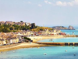 Camping Pas Cher vous présente avec son site Officiel campingpascher.fr, la Résidence Le Domaine Du Mont - Vacancéole classé 3 étoiles, située sur la commune de Roz Sur Couesnon dans le département Ille-et-vilaine (Bretagne) en France. La résidence Le Domaine Du Mont - Vacancéole, vous présente un hébergement de type appartement de 45 m² pour 6 personnes et télévision. La résidence Le Domaine Du Mont - Vacancéole vous propose du sam. 26 septembre au sam. 03 octobre 2026, en promotion à -29% pour 7 nuits à 384,20 € au lieu de 544,58 € soit une Économie de 160,38 €. Cette location propose 118 dates différentes pour réserver votre séjour. Découvrez également les 5 autres gammes d'hébergements de la résidence. Les Avis clients pour la Résidence Le Domaine Du Mont - Vacancéole sont excellents avec une note moyenne de 8 sur 10. Piscine chauffée, Piscine couverte, Aire de jeux enfants, Boulangerie,... En savoir plus : cliquez-ICI.