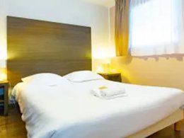 Camping Pas Cher vous présente avec son site Officiel campingpascher.fr, la Résidence Le Domaine Du Mont - Vacancéole classé 3 étoiles, située sur la commune de Roz Sur Couesnon dans le département Ille-et-vilaine (Bretagne) en France. La résidence Le Domaine Du Mont - Vacancéole, vous présente un hébergement de type appartement de 15 m². La résidence Le Domaine Du Mont - Vacancéole vous propose du sam. 26 septembre au sam. 03 octobre 2026, en promotion à -29% pour 7 nuits à 279,65 € au lieu de 396,39 € soit une Économie de 116,74 €. Cette location propose 126 dates différentes pour réserver votre séjour. Découvrez également les 5 autres gammes d'hébergements de la résidence. Les Avis clients pour la Résidence Le Domaine Du Mont - Vacancéole sont excellents avec une note moyenne de 8 sur 10. Piscine chauffée, Piscine couverte, Aire de jeux enfants, Boulangerie,... En savoir plus : cliquez-ICI.