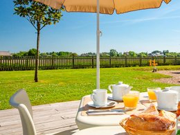 Camping Pas Cher vous présente avec son site Officiel campingpascher.fr, la Résidence Le Domaine Du Mont - Vacancéole classé 3 étoiles, située sur la commune de Roz Sur Couesnon dans le département Ille-et-vilaine (Bretagne) en France. La résidence Le Domaine Du Mont - Vacancéole, vous présente un hébergement de type studio de 25 m² pour 2 personnes et télévision. La résidence Le Domaine Du Mont - Vacancéole vous propose du sam. 26 septembre au sam. 03 octobre 2026, en promotion à -29% pour 7 nuits à 247,35 € au lieu de 350,6 € soit une Économie de 103,25 €. Cette location propose 119 dates différentes pour réserver votre séjour. Découvrez également les 5 autres gammes d'hébergements de la résidence. Les Avis clients pour la Résidence Le Domaine Du Mont - Vacancéole sont excellents avec une note moyenne de 8 sur 10. Piscine chauffée, Piscine couverte, Aire de jeux enfants, Boulangerie,... En savoir plus : cliquez-ICI.