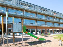 Camping Pas Cher vous présente avec son site Officiel campingpascher.fr, la Résidence Le Domaine Du Mont - Vacancéole classé 3 étoiles, située sur la commune de Roz Sur Couesnon dans le département Ille-et-vilaine (Bretagne) en France. La résidence Le Domaine Du Mont - Vacancéole, vous présente un hébergement de type studio de 25 m² pour 2 personnes et télévision. La résidence Le Domaine Du Mont - Vacancéole vous propose du sam. 26 septembre au sam. 03 octobre 2026, en promotion à -29% pour 7 nuits à 247,35 € au lieu de 350,6 € soit une Économie de 103,25 €. Cette location propose 119 dates différentes pour réserver votre séjour. Découvrez également les 5 autres gammes d'hébergements de la résidence. Les Avis clients pour la Résidence Le Domaine Du Mont - Vacancéole sont excellents avec une note moyenne de 8 sur 10. Piscine chauffée, Piscine couverte, Aire de jeux enfants, Boulangerie,... En savoir plus : cliquez-ICI.