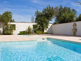 Camping Pas Cher vous présente avec son site Officiel campingpascher.fr, la Résidence Carré Marine, située sur la commune de Mandelieu La Napoule dans le département Alpes-maritimes (Provence Alpes Côte D'azur) en France. La résidence Carré Marine vous propose un hébergement de type appartement de 53 m² avec climatisation (télévision). L'établissement vous propose 4 autres types d'hébergements. Découvrez tous nos séjours à petits prix dans la commune et aux alentours de Mandelieu La Napoule du département : Alpes-maritimes (Provence Alpes Côte D'azur). Les Avis clients pour la Résidence Carré Marine sont excellents avec une note moyenne de 8 sur 10. Piscine extérieure, Aire de jeux enfants, Canoë-kayak, Centre équestre, Cyclisme, Location de bateaux, Ping-pong, Plongée, Pétanque, Randonnée, Voile,... En savoir plus : cliquez-ICI.