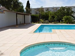 Camping Pas Cher vous présente avec son site Officiel campingpascher.fr, la Résidence Carré Marine - Vacancéole, située sur la commune de Mandelieu La Napoule dans le département Alpes-maritimes (Provence Alpes Côte D'azur) en France. La résidence Carré Marine - Vacancéole, vous présente un hébergement de type appartement de 35 m² avec climatisation et télévision. La résidence Carré Marine - Vacancéole vous propose du sam. 26 septembre au sam. 03 octobre 2026, en promotion à -25% pour 7 nuits à 442,80 € au lieu de 592,77 € soit une Économie de 149,97 €. Cette location propose 137 dates différentes pour réserver votre séjour. Découvrez également les 3 autres gammes d'hébergements de la résidence. Les Avis clients pour la Résidence Carré Marine - Vacancéole sont excellents avec une note moyenne de 8 sur 10. Piscine extérieure, Aire de jeux enfants, Canoë-kayak, Centre équestre, Cyclisme, Location de bateaux, Ping-pong, Plongée, Pétanque, Randonnée, Voile,... En savoir plus : cliquez-ICI.