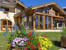 Camping Pas Cher vous présente avec son site Officiel campingpascher.fr, la Résidence Le Beauregard classé 3 étoiles, située sur la commune de Doucy dans le département Savoie (Rhône Alpes) en France. La résidence Le Beauregard vous propose un hébergement de type studio de 23 m² pour 3 personnes (télévision). L'établissement vous propose 13 autres types d'hébergements. Découvrez tous nos séjours à petits prix dans la commune et aux alentours de Doucy du département : Savoie (Rhône Alpes). Les Avis clients pour la Résidence Le Beauregard sont excellents avec une note moyenne de 8 sur 10. Piscine extérieure, Centre équestre, Cyclisme, Randonnée,... En savoir plus : cliquez-ICI.