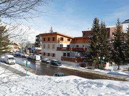 Camping Pas Cher vous présente avec son site Officiel campingpascher.fr, la Résidence L'Edelweiss, située sur la commune de Les 2 Alpes dans le département Isère (Rhône-alpes) en France. La résidence L'Edelweiss vous propose un hébergement de type studio de 25 m² pour 2 personnes (télévision). L'établissement vous propose 8 autres types d'hébergements. Découvrez tous nos séjours à petits prix dans la commune et aux alentours de Les 2 Alpes du département : Isère (Rhône-alpes). Piscine extérieure, Aire de jeux enfants, Cyclisme, Pétanque, Randonnée,... En savoir plus : cliquez-ICI.