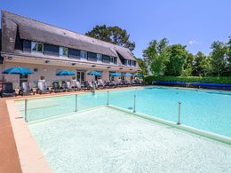 Camping Pas Cher vous présente avec son site Officiel campingpascher.fr, la Résidence Ker Goh Lenn - Vacancéole classé 3 étoiles, située sur la commune de Plescop dans le département Morbihan (Bretagne) en France. La résidence Ker Goh Lenn - Vacancéole, vous présente un hébergement de type studio de 30 m² et télévision. La résidence Ker Goh Lenn - Vacancéole vous proposeun séjour PAS CHER avec une REMISEdu sam. 26 septembre au sam. 03 octobre 2026, en promotion à -33% pour 7 nuits à 228 € au lieu de 343,37 € soit une Économie de 115,37 €. Cette location propose 93 dates différentes pour réserver votre séjour. Découvrez également les 7 autres gammes d'hébergements de la résidence. Les Avis clients pour la Résidence Ker Goh Lenn - Vacancéole sont de 7 sur 10. Piscine chauffée, Piscine extérieure, Club enfants, Canoë-kayak, Golf, Paddle, Plongée, Salle de fitness, Voile,... En savoir plus : cliquez-ICI.