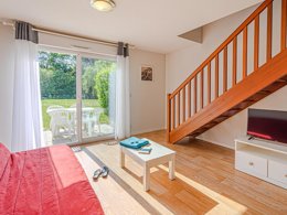 Camping Pas Cher vous présente avec son site Officiel campingpascher.fr, la Résidence Ker Goh Lenn - Vacancéole classé 3 étoiles, située sur la commune de Plescop dans le département Morbihan (Bretagne) en France. La résidence Ker Goh Lenn - Vacancéole, vous présente un hébergement de type appartement de 55 m² et télévision. La résidence Ker Goh Lenn - Vacancéole vous proposeun séjour PAS CHER avec une REMISEdu sam. 26 septembre au sam. 03 octobre 2026, en promotion à -33% pour 7 nuits à 300,80 € au lieu de 453,01 € soit une Économie de 152,21 €. Cette location propose 250 dates différentes pour réserver votre séjour. Découvrez également les 7 autres gammes d'hébergements de la résidence. Les Avis clients pour la Résidence Ker Goh Lenn - Vacancéole sont de 7 sur 10. Piscine chauffée, Piscine extérieure, Club enfants, Canoë-kayak, Golf, Paddle, Plongée, Salle de fitness, Voile,... En savoir plus : cliquez-ICI.