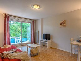 Camping Pas Cher vous présente avec son site Officiel campingpascher.fr, la Résidence Ker Goh Lenn - Vacancéole classé 3 étoiles, située sur la commune de Plescop dans le département Morbihan (Bretagne) en France. La résidence Ker Goh Lenn - Vacancéole, vous présente un hébergement de type studio de 30 m² et télévision. La résidence Ker Goh Lenn - Vacancéole vous proposeun séjour PAS CHER avec une REMISEdu sam. 26 septembre au sam. 03 octobre 2026, en promotion à -33% pour 7 nuits à 228 € au lieu de 343,37 € soit une Économie de 115,37 €. Cette location propose 93 dates différentes pour réserver votre séjour. Découvrez également les 7 autres gammes d'hébergements de la résidence. Les Avis clients pour la Résidence Ker Goh Lenn - Vacancéole sont de 7 sur 10. Piscine chauffée, Piscine extérieure, Club enfants, Canoë-kayak, Golf, Paddle, Plongée, Salle de fitness, Voile,... En savoir plus : cliquez-ICI.