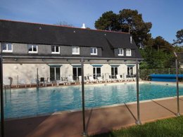 Camping Pas Cher vous présente avec son site Officiel campingpascher.fr, la Résidence Ker Goh Lenn - Vacancéole classé 3 étoiles, située sur la commune de Plescop dans le département Morbihan (Bretagne) en France. La résidence Ker Goh Lenn - Vacancéole, vous présente un hébergement de type appartement de 55 m² et télévision. La résidence Ker Goh Lenn - Vacancéole vous proposeun séjour PAS CHER avec une REMISEdu sam. 26 septembre au sam. 03 octobre 2026, en promotion à -33% pour 7 nuits à 300,80 € au lieu de 453,01 € soit une Économie de 152,21 €. Cette location propose 250 dates différentes pour réserver votre séjour. Découvrez également les 7 autres gammes d'hébergements de la résidence. Les Avis clients pour la Résidence Ker Goh Lenn - Vacancéole sont de 7 sur 10. Piscine chauffée, Piscine extérieure, Club enfants, Canoë-kayak, Golf, Paddle, Plongée, Salle de fitness, Voile,... En savoir plus : cliquez-ICI.