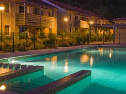 Camping Pas Cher vous présente avec son site Officiel campingpascher.fr, la Résidence Le Clos Du Rocher - Vacancéole classé 3 étoiles, située sur la commune de Les Eyzies De Tayac Sireuil dans le département Dordogne (Aquitaine) en France. La résidence Le Clos Du Rocher - Vacancéole, vous présente un hébergement de type studio de 27 m² et télévision. La résidence Le Clos Du Rocher - Vacancéole vous propose du sam. 03 octobre au sam. 10 octobre 2026, en promotion à -25% pour 7 nuits à 272,25 € au lieu de 363,0 € soit une Économie de 90,75 €. Cette location propose 22 dates différentes pour réserver votre séjour. Découvrez également les 5 autres gammes d'hébergements de la résidence. Les Avis clients pour la Résidence Le Clos Du Rocher - Vacancéole sont excellents avec une note moyenne de 8 sur 10. Piscine chauffée, Piscine extérieure, Aire de jeux enfants, Centre équestre, Randonnée, Salle de fitness, Dépôt de pain,... En savoir plus : cliquez-ICI.