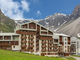 Camping Pas Cher vous présente avec son site Officiel campingpascher.fr, la Résidence Le Borsat IV, située sur la commune de Tignes dans le département Savoie (Rhône Alpes) en France. La résidence Le Borsat IV, vous présente un hébergement de type studio de 23 m² et télévision. La résidence Le Borsat IV vous propose du vendredi 03 juillet au vendredi 10 juillet 2026, en promotion à -29% pour 7 nuits à 318,36 € au lieu de 451,25 € soit une Économie de 132,89 €. Cette location propose 10 dates différentes pour réserver votre séjour. Découvrez également les 4 autres gammes d'hébergements de la résidence. Piscine extérieure, Canoë-kayak, Cyclisme, Golf, Paddle, Piscine, Terrain de basketball, Terrain de volley-ball, Tir à l’arc, Restaurant,... En savoir plus : cliquez-ICI.