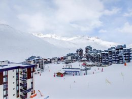 Camping Pas Cher vous présente avec son site Officiel campingpascher.fr, la Résidence Le Borsat IV - Vacancéole classé 2 étoiles, située sur la commune de Tignes dans le département Savoie (Rhône Alpes) en France. La résidence Le Borsat IV - Vacancéole, vous présente un hébergement de type studio de 26 m² et télévision. La résidence Le Borsat IV - Vacancéole vous propose du vendredi 03 juillet au vendredi 10 juillet 2026, en promotion à -29% pour 7 nuits à 370,60 € au lieu de 525,3 € soit une Économie de 154,70 €. Cette location propose 55 dates différentes pour réserver votre séjour. Découvrez également les 3 autres gammes d'hébergements de la résidence. Piscine extérieure, Canoë-kayak, Cyclisme, Golf, Paddle, Terrain de basketball, Terrain de volley-ball, Tir à l’arc, Restaurant,... En savoir plus : cliquez-ICI.