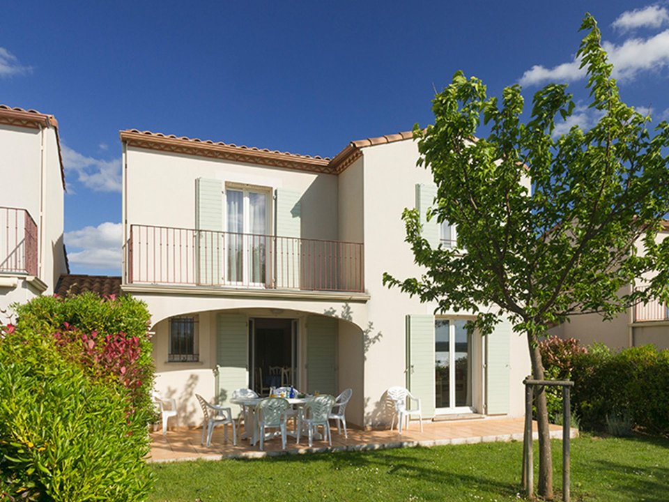 Camping Pas Cher vous présente avec son site Officiel campingpascher.fr, la Résidence Port Minervois - Les Hauts Du Lac classé 3 étoiles, située sur la commune de Homps dans le département Aude (Languedoc Roussillon) en France. La résidence Port Minervois - Les Hauts Du Lac vous propose un hébergement de type maison de 60 m² pour 6 personnes (télévision). L'établissement vous propose 9 autres types d'hébergements. Découvrez tous nos séjours à petits prix dans la commune et aux alentours de Homps du département : Aude (Languedoc Roussillon). Les Avis clients pour la Résidence Port Minervois - Les Hauts Du Lac sont excellents avec une note moyenne de 8 sur 10. LacRivière, Piscine extérieure, Aire de jeux enfants, Canoë-kayak, Court de tennis, Cyclisme, Ping-pong, Planche à voile, Pédalo, Pétanque, Randonnée, Salle de fitness, Terrain de beach-volley, Terrain multisports,... En savoir plus : cliquez-ICI.