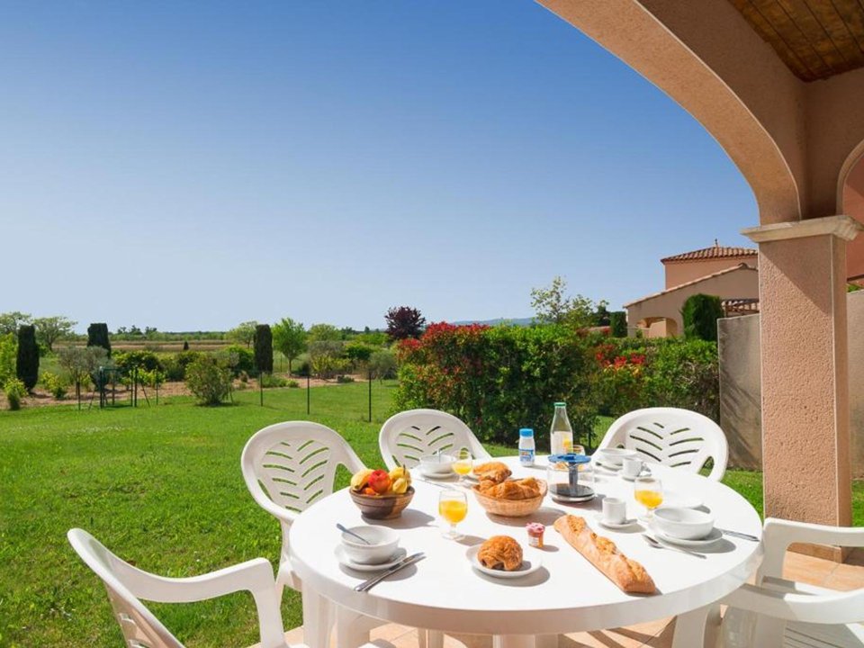 Camping Pas Cher vous présente avec son site Officiel campingpascher.fr, la Résidence Port Minervois - Les Hauts Du Lac classé 3 étoiles, située sur la commune de Homps dans le département Aude (Languedoc Roussillon) en France. La résidence Port Minervois - Les Hauts Du Lac vous propose un hébergement de type maison de 52 m² pour 4 personnes (télévision). L'établissement vous propose 9 autres types d'hébergements. Découvrez tous nos séjours à petits prix dans la commune et aux alentours de Homps du département : Aude (Languedoc Roussillon). Les Avis clients pour la Résidence Port Minervois - Les Hauts Du Lac sont excellents avec une note moyenne de 8 sur 10. LacRivière, Piscine extérieure, Aire de jeux enfants, Canoë-kayak, Court de tennis, Cyclisme, Ping-pong, Planche à voile, Pédalo, Pétanque, Randonnée, Salle de fitness, Terrain de beach-volley, Terrain multisports,... En savoir plus : cliquez-ICI.
