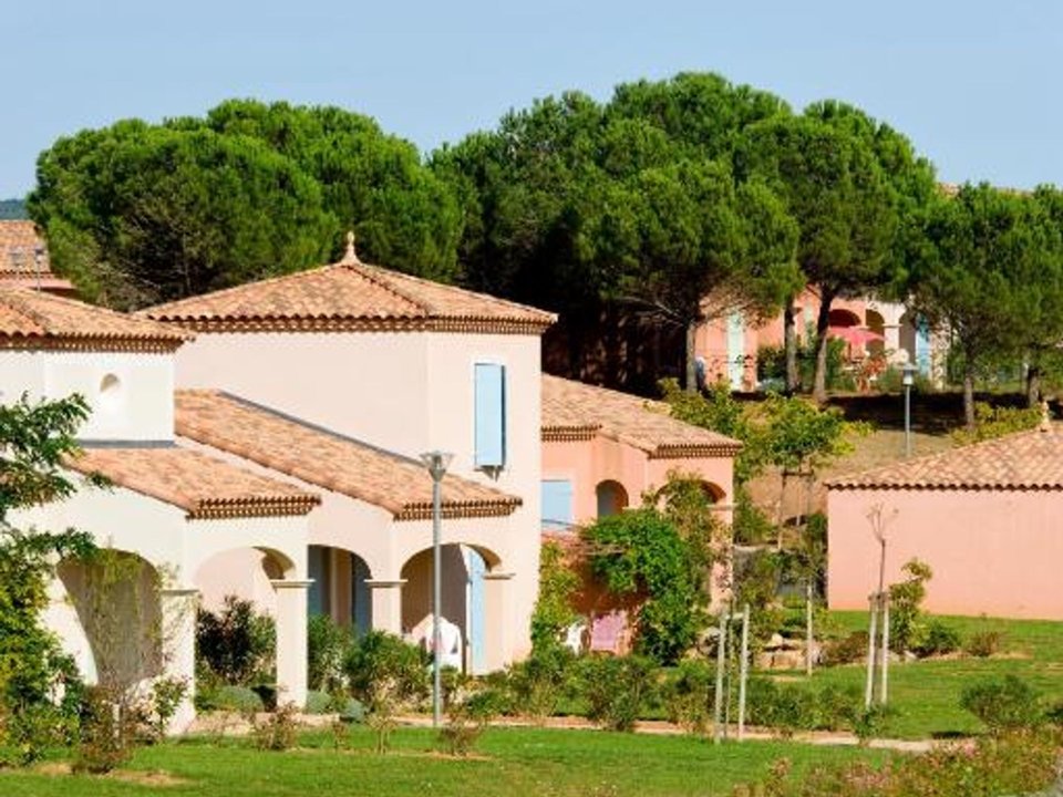 Camping Pas Cher vous présente avec son site Officiel campingpascher.fr, la Résidence Port Minervois - Les Hauts Du Lac classé 3 étoiles, située sur la commune de Homps dans le département Aude (Languedoc Roussillon) en France. La résidence Port Minervois - Les Hauts Du Lac vous propose un hébergement de type maison de 73 m² pour 8 personnes (télévision). L'établissement vous propose 10 autres types d'hébergements. Découvrez tous nos séjours à petits prix dans la commune et aux alentours de Homps du département : Aude (Languedoc Roussillon). Les Avis clients pour la Résidence Port Minervois - Les Hauts Du Lac sont excellents avec une note moyenne de 8 sur 10. LacRivière, Piscine extérieure, Aire de jeux enfants, Canoë-kayak, Court de tennis, Cyclisme, Ping-pong, Planche à voile, Pédalo, Pétanque, Randonnée, Salle de fitness, Terrain de beach-volley, Terrain multisports,... En savoir plus : cliquez-ICI.