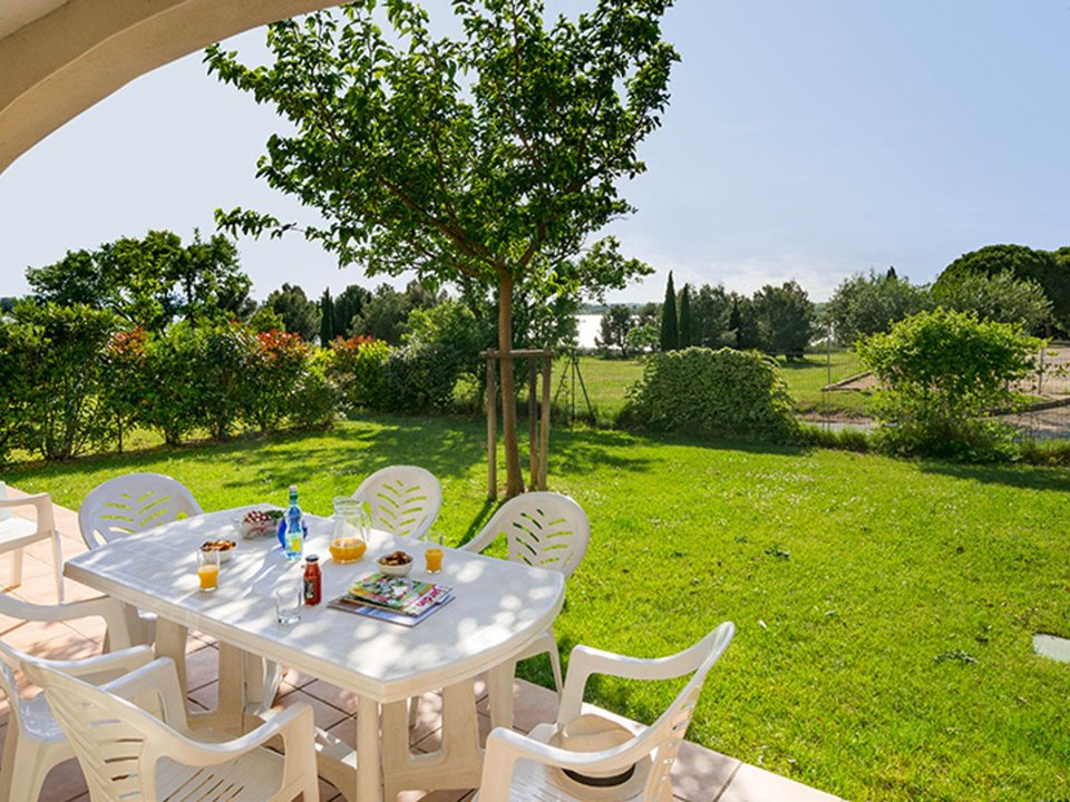 Camping Pas Cher vous présente avec son site Officiel campingpascher.fr, la Résidence Port Minervois - Les Hauts Du Lac classé 3 étoiles, située sur la commune de Homps dans le département Aude (Languedoc Roussillon) en France. La résidence Port Minervois - Les Hauts Du Lac vous propose un hébergement de type maison de 52 m² pour 4 personnes (télévision). L'établissement vous propose 10 autres types d'hébergements. Découvrez tous nos séjours à petits prix dans la commune et aux alentours de Homps du département : Aude (Languedoc Roussillon). Les Avis clients pour la Résidence Port Minervois - Les Hauts Du Lac sont excellents avec une note moyenne de 8 sur 10. LacRivière, Piscine extérieure, Aire de jeux enfants, Canoë-kayak, Court de tennis, Cyclisme, Ping-pong, Planche à voile, Pédalo, Pétanque, Randonnée, Salle de fitness, Terrain de beach-volley, Terrain multisports,... En savoir plus : cliquez-ICI.