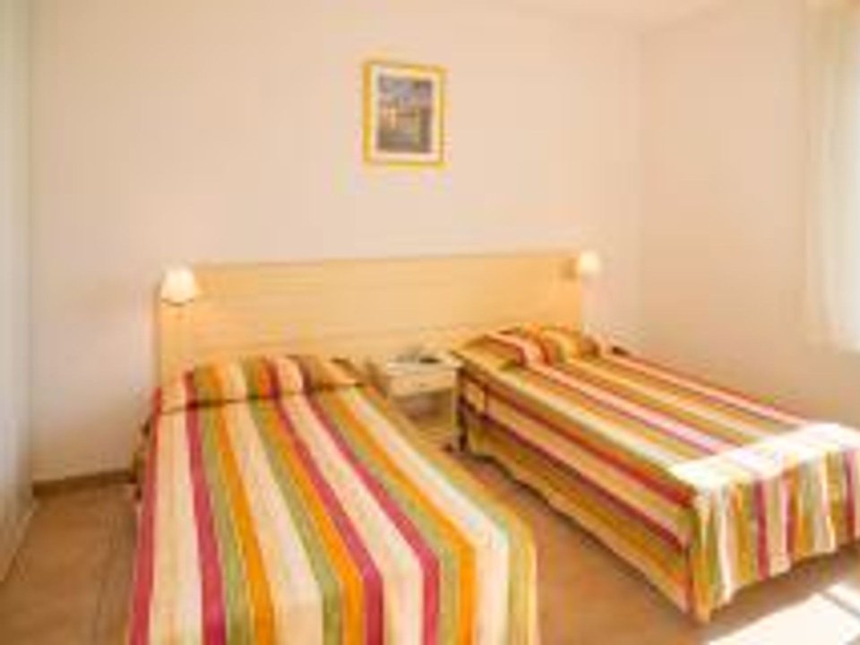 Camping Pas Cher vous présente avec son site Officiel campingpascher.fr, la Résidence Port Minervois - Les Hauts Du Lac classé 3 étoiles, située sur la commune de Homps dans le département Aude (Languedoc Roussillon) en France. La résidence Port Minervois - Les Hauts Du Lac vous propose un hébergement de type maison de 60 m² (télévision). L'établissement vous propose 9 autres types d'hébergements. Découvrez tous nos séjours à petits prix dans la commune et aux alentours de Homps du département : Aude (Languedoc Roussillon). Les Avis clients pour la Résidence Port Minervois - Les Hauts Du Lac sont excellents avec une note moyenne de 8 sur 10. LacRivière, Piscine extérieure, Aire de jeux enfants, Canoë-kayak, Court de tennis, Cyclisme, Ping-pong, Planche à voile, Pédalo, Pétanque, Randonnée, Salle de fitness, Terrain de beach-volley, Terrain multisports,... En savoir plus : cliquez-ICI.