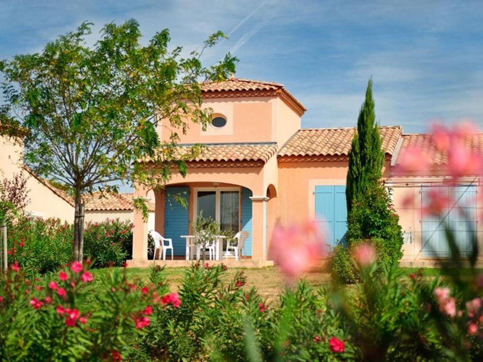 Camping Pas Cher vous présente avec son site Officiel campingpascher.fr, la Résidence Port Minervois - Les Hauts Du Lac classé 3 étoiles, située sur la commune de Homps dans le département Aude (Languedoc Roussillon) en France. La résidence Port Minervois - Les Hauts Du Lac vous propose un hébergement de type maison de 73 m² pour 8 personnes (télévision). L'établissement vous propose 9 autres types d'hébergements. Découvrez tous nos séjours à petits prix dans la commune et aux alentours de Homps du département : Aude (Languedoc Roussillon). Les Avis clients pour la Résidence Port Minervois - Les Hauts Du Lac sont excellents avec une note moyenne de 8 sur 10. LacRivière, Piscine extérieure, Aire de jeux enfants, Canoë-kayak, Court de tennis, Cyclisme, Ping-pong, Planche à voile, Pédalo, Pétanque, Randonnée, Salle de fitness, Terrain de beach-volley, Terrain multisports,... En savoir plus : cliquez-ICI.