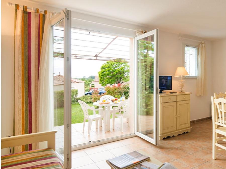 Camping Pas Cher vous présente avec son site Officiel campingpascher.fr, la Résidence Vacancéole Port Minervois / Les Hauts Du Lac, située sur la commune de Homps dans le département Aude (Languedoc Roussillon) en France. La résidence Vacancéole Port Minervois / Les Hauts Du Lac, vous présente un hébergement de type maison de 52 m² et télévision. La résidence Vacancéole Port Minervois / Les Hauts Du Lac vous propose du vendredi 05 juin au vendredi 12 juin 2026 avec une PROMO de DERNIÈRE MINUTE, en promotion à -20% pour 7 nuits à 410,40 € au lieu de 513,0 € soit une Économie de 102,60 €. Cette location propose 84 dates différentes pour réserver votre séjour. Découvrez également les 6 autres gammes d'hébergements de la résidence. Les Avis clients pour la Résidence Vacancéole Port Minervois / Les Hauts Du Lac sont excellents avec une note moyenne de 8 sur 10. Lac, Piscine extérieure, Aire de jeux enfants, Canoë-kayak, Court de tennis, Cyclisme, Ping-pong, Planche à voile, Pédalo, Pétanque, Randonnée, Salle de fitness, Terrain de beach-volley, Terrain multisports,... En savoir plus : cliquez-ICI.