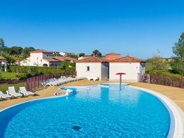 Camping Pas Cher vous présente avec son site Officiel campingpascher.fr, la Résidence Port Minervois - Les Hauts Du Lac classé 3 étoiles, située sur la commune de Homps dans le département Aude (Languedoc Roussillon) en France. La résidence Port Minervois - Les Hauts Du Lac vous propose un hébergement de type maison de 60 m² pour 6 personnes (télévision). L'établissement vous propose 9 autres types d'hébergements. Découvrez tous nos séjours à petits prix dans la commune et aux alentours de Homps du département : Aude (Languedoc Roussillon). Les Avis clients pour la Résidence Port Minervois - Les Hauts Du Lac sont excellents avec une note moyenne de 8 sur 10. LacRivière, Piscine extérieure, Aire de jeux enfants, Canoë-kayak, Court de tennis, Cyclisme, Ping-pong, Planche à voile, Pédalo, Pétanque, Randonnée, Salle de fitness, Terrain de beach-volley, Terrain multisports,... En savoir plus : cliquez-ICI.