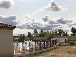 Camping Pas Cher vous présente avec son site Officiel campingpascher.fr, la Résidence Vacancéole Port Minervois / Les Hauts Du Lac, située sur la commune de Homps dans le département Aude (Languedoc Roussillon) en France. La résidence Vacancéole Port Minervois / Les Hauts Du Lac, vous présente un hébergement de type maison de 52 m² et télévision. La résidence Vacancéole Port Minervois / Les Hauts Du Lac vous proposeun séjour PAS CHER avec une REMISEdu sam. 26 septembre au sam. 03 octobre 2026, en promotion à -33% pour 7 nuits à 241,60 € au lieu de 363,86 € soit une Économie de 122,26 €. Cette location propose 151 dates différentes pour réserver votre séjour. Découvrez également les 5 autres gammes d'hébergements de la résidence. Les Avis clients pour la Résidence Vacancéole Port Minervois / Les Hauts Du Lac sont excellents avec une note moyenne de 8 sur 10. Lac, Piscine extérieure, Aire de jeux enfants, Canoë-kayak, Court de tennis, Cyclisme, Ping-pong, Planche à voile, Pédalo, Pétanque, Randonnée, Salle de fitness, Terrain de beach-volley, Terrain multisports,... En savoir plus : cliquez-ICI.