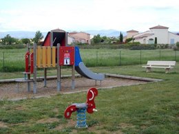 Camping Pas Cher vous présente avec son site Officiel campingpascher.fr, la Résidence Port Minervois - Les Hauts Du Lac classé 3 étoiles, située sur la commune de Homps dans le département Aude (Languedoc Roussillon) en France. La résidence Port Minervois - Les Hauts Du Lac vous propose un hébergement de type maison de 60 m² pour 6 personnes (télévision). L'établissement vous propose 9 autres types d'hébergements. Découvrez tous nos séjours à petits prix dans la commune et aux alentours de Homps du département : Aude (Languedoc Roussillon). Les Avis clients pour la Résidence Port Minervois - Les Hauts Du Lac sont excellents avec une note moyenne de 8 sur 10. LacRivière, Piscine extérieure, Aire de jeux enfants, Canoë-kayak, Court de tennis, Cyclisme, Ping-pong, Planche à voile, Pédalo, Pétanque, Randonnée, Salle de fitness, Terrain de beach-volley, Terrain multisports,... En savoir plus : cliquez-ICI.