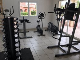 Camping Pas Cher vous présente avec son site Officiel campingpascher.fr, la Résidence Port Minervois - Les Hauts Du Lac classé 3 étoiles, située sur la commune de Homps dans le département Aude (Languedoc Roussillon) en France. La résidence Port Minervois - Les Hauts Du Lac vous propose un hébergement de type maison de 60 m² pour 6 personnes (télévision). L'établissement vous propose 9 autres types d'hébergements. Découvrez tous nos séjours à petits prix dans la commune et aux alentours de Homps du département : Aude (Languedoc Roussillon). Les Avis clients pour la Résidence Port Minervois - Les Hauts Du Lac sont excellents avec une note moyenne de 8 sur 10. LacRivière, Piscine extérieure, Aire de jeux enfants, Canoë-kayak, Court de tennis, Cyclisme, Ping-pong, Planche à voile, Pédalo, Pétanque, Randonnée, Salle de fitness, Terrain de beach-volley, Terrain multisports,... En savoir plus : cliquez-ICI.