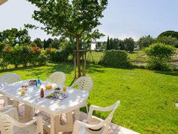 Camping Pas Cher vous présente avec son site Officiel campingpascher.fr, la Résidence Port Minervois - Les Hauts Du Lac classé 3 étoiles, située sur la commune de Homps dans le département Aude (Languedoc Roussillon) en France. La résidence Port Minervois - Les Hauts Du Lac vous propose un hébergement de type maison de 73 m² pour 8 personnes (télévision). L'établissement vous propose 10 autres types d'hébergements. Découvrez tous nos séjours à petits prix dans la commune et aux alentours de Homps du département : Aude (Languedoc Roussillon). Les Avis clients pour la Résidence Port Minervois - Les Hauts Du Lac sont excellents avec une note moyenne de 8 sur 10. LacRivière, Piscine extérieure, Aire de jeux enfants, Canoë-kayak, Court de tennis, Cyclisme, Ping-pong, Planche à voile, Pédalo, Pétanque, Randonnée, Salle de fitness, Terrain de beach-volley, Terrain multisports,... En savoir plus : cliquez-ICI.