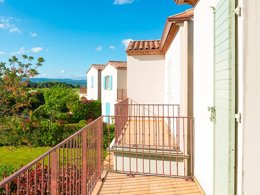 Camping Pas Cher vous présente avec son site Officiel campingpascher.fr, la Résidence Port Minervois - Les Hauts Du Lac classé 3 étoiles, située sur la commune de Homps dans le département Aude (Languedoc Roussillon) en France. La résidence Port Minervois - Les Hauts Du Lac vous propose un hébergement de type maison de 52 m² pour 4 personnes (télévision). L'établissement vous propose 9 autres types d'hébergements. Découvrez tous nos séjours à petits prix dans la commune et aux alentours de Homps du département : Aude (Languedoc Roussillon). Les Avis clients pour la Résidence Port Minervois - Les Hauts Du Lac sont excellents avec une note moyenne de 8 sur 10. LacRivière, Piscine extérieure, Aire de jeux enfants, Canoë-kayak, Court de tennis, Cyclisme, Ping-pong, Planche à voile, Pédalo, Pétanque, Randonnée, Salle de fitness, Terrain de beach-volley, Terrain multisports,... En savoir plus : cliquez-ICI.