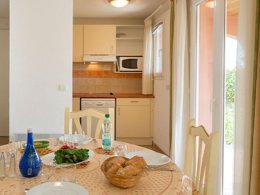 Camping Pas Cher vous présente avec son site Officiel campingpascher.fr, la Résidence Vacancéole Port Minervois / Les Hauts Du Lac, située sur la commune de Homps dans le département Aude (Languedoc Roussillon) en France. La résidence Vacancéole Port Minervois / Les Hauts Du Lac, vous présente un hébergement de type maison de 95 m² et télévision. La résidence Vacancéole Port Minervois / Les Hauts Du Lac vous proposeun séjour PAS CHER avec une REMISEdu sam. 22 août au sam. 29 août 2026, en promotion à -33% pour 7 nuits à 1137,60 € au lieu de 1713,25 € soit une Économie de 575,65 €. Cette location propose 4 dates différentes pour réserver votre séjour. Découvrez également les 5 autres gammes d'hébergements de la résidence. Les Avis clients pour la Résidence Vacancéole Port Minervois / Les Hauts Du Lac sont excellents avec une note moyenne de 8 sur 10. Lac, Piscine extérieure, Aire de jeux enfants, Canoë-kayak, Court de tennis, Cyclisme, Ping-pong, Planche à voile, Pédalo, Pétanque, Randonnée, Salle de fitness, Terrain de beach-volley, Terrain multisports,... En savoir plus : cliquez-ICI.