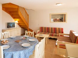 Camping Pas Cher vous présente avec son site Officiel campingpascher.fr, la Résidence Vacancéole Port Minervois / Les Hauts Du Lac, située sur la commune de Homps dans le département Aude (Languedoc Roussillon) en France. La résidence Vacancéole Port Minervois / Les Hauts Du Lac, vous présente un hébergement de type appartement de 60 m² et télévision. La résidence Vacancéole Port Minervois / Les Hauts Du Lac vous proposeun séjour PAS CHER avec une REMISEdu sam. 26 septembre au sam. 03 octobre 2026, en promotion à -33% pour 7 nuits à 288,80 € au lieu de 434,94 € soit une Économie de 146,14 €. Cette location propose 151 dates différentes pour réserver votre séjour. Découvrez également les 5 autres gammes d'hébergements de la résidence. Les Avis clients pour la Résidence Vacancéole Port Minervois / Les Hauts Du Lac sont excellents avec une note moyenne de 8 sur 10. Lac, Piscine extérieure, Aire de jeux enfants, Canoë-kayak, Court de tennis, Cyclisme, Ping-pong, Planche à voile, Pédalo, Pétanque, Randonnée, Salle de fitness, Terrain de beach-volley, Terrain multisports,... En savoir plus : cliquez-ICI.