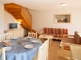 Camping Pas Cher vous présente avec son site Officiel campingpascher.fr, la Résidence Vacancéole Port Minervois / Les Hauts Du Lac, située sur la commune de Homps dans le département Aude (Languedoc Roussillon) en France. La résidence Vacancéole Port Minervois / Les Hauts Du Lac, vous présente un hébergement de type maison de 60 m² et télévision. La résidence Vacancéole Port Minervois / Les Hauts Du Lac vous proposeun séjour PAS CHER avec une REMISEdu sam. 26 septembre au sam. 03 octobre 2026, en promotion à -33% pour 7 nuits à 288,80 € au lieu de 434,94 € soit une Économie de 146,14 €. Cette location propose 151 dates différentes pour réserver votre séjour. Découvrez également les 5 autres gammes d'hébergements de la résidence. Les Avis clients pour la Résidence Vacancéole Port Minervois / Les Hauts Du Lac sont excellents avec une note moyenne de 8 sur 10. Lac, Piscine extérieure, Aire de jeux enfants, Canoë-kayak, Court de tennis, Cyclisme, Ping-pong, Planche à voile, Pédalo, Pétanque, Randonnée, Salle de fitness, Terrain de beach-volley, Terrain multisports,... En savoir plus : cliquez-ICI.