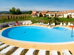 Camping Pas Cher vous présente avec son site Officiel campingpascher.fr, la Résidence Port Minervois - Les Hauts Du Lac classé 3 étoiles, située sur la commune de Homps dans le département Aude (Languedoc Roussillon) en France. La résidence Port Minervois - Les Hauts Du Lac vous propose un hébergement de type maison de 73 m² pour 8 personnes (télévision). L'établissement vous propose 10 autres types d'hébergements. Découvrez tous nos séjours à petits prix dans la commune et aux alentours de Homps du département : Aude (Languedoc Roussillon). Les Avis clients pour la Résidence Port Minervois - Les Hauts Du Lac sont excellents avec une note moyenne de 8 sur 10. LacRivière, Piscine extérieure, Aire de jeux enfants, Canoë-kayak, Court de tennis, Cyclisme, Ping-pong, Planche à voile, Pédalo, Pétanque, Randonnée, Salle de fitness, Terrain de beach-volley, Terrain multisports,... En savoir plus : cliquez-ICI.