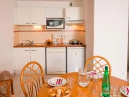 Camping Pas Cher vous présente avec son site Officiel campingpascher.fr, la Résidence Alizea Beach - Vacancéole, située sur la commune de Valras-plage dans le département Hérault (Languedoc Roussillon) en France. La résidence Alizea Beach - Vacancéole, vous présente un hébergement de type appartement de 45 m² et télévision. La résidence Alizea Beach - Vacancéole vous propose du sam. 26 septembre au sam. 03 octobre 2026, en promotion à -25% pour 7 nuits à 351 € au lieu de 469,88 € soit une Économie de 118,88 €. Cette location propose 149 dates différentes pour réserver votre séjour. Découvrez également les 6 autres gammes d'hébergements de la résidence. Les Avis clients pour la Résidence Alizea Beach - Vacancéole sont excellents avec une note moyenne de 9 sur 10. Mer, Piscine extérieure, Aire de jeux enfants, Centre équestre, Cyclisme, Golf, Ping-pong, Randonnée,... En savoir plus : cliquez-ICI.